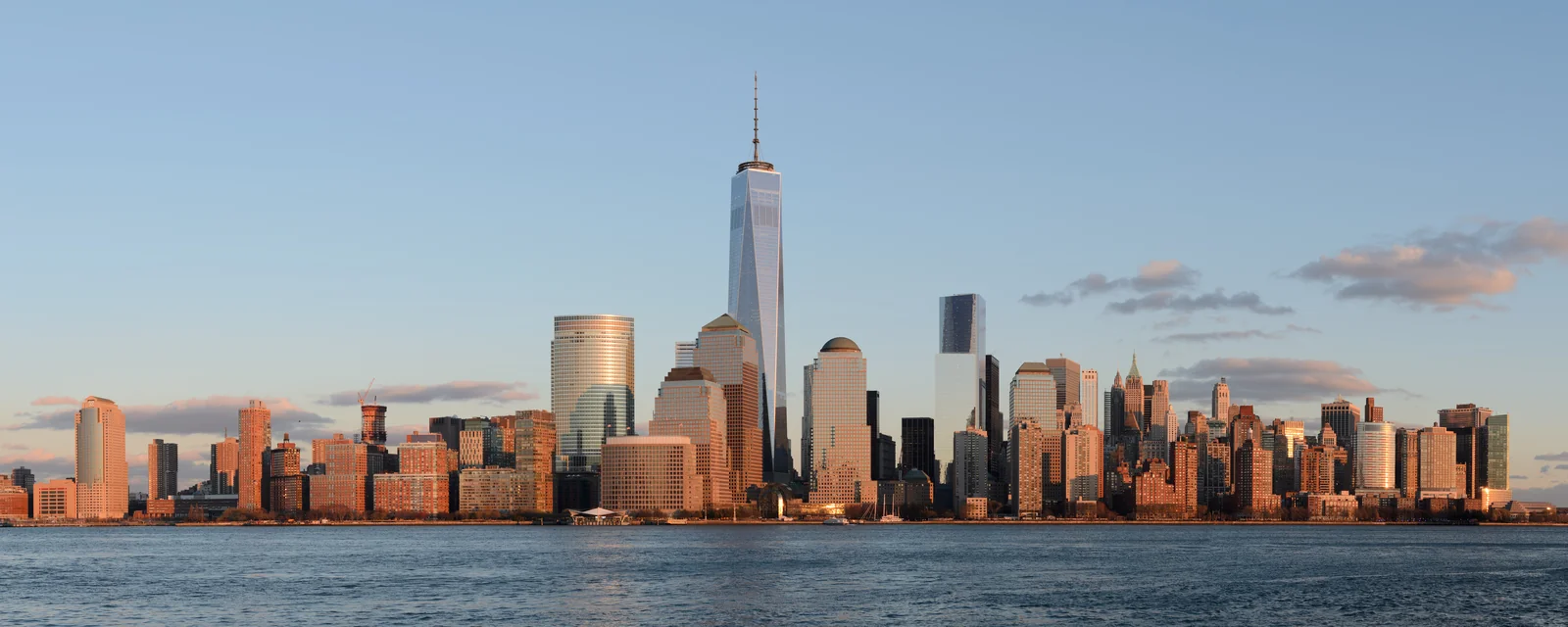Skyline von Lower Manhattan, gesehen von Exchange Place in Jersey City, mit One World Trade Center, November 2014